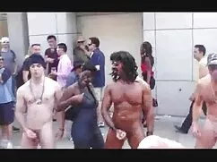 دختر با پاهای بلند ب ...