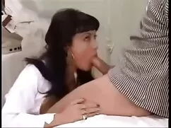 زن چاق شیر مکیدن از  ...