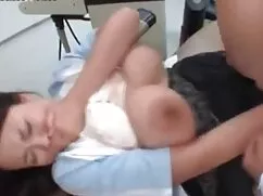 پسر بطری باز شراب سر ...
