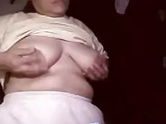 زن نوجوان با شیر بزر ...