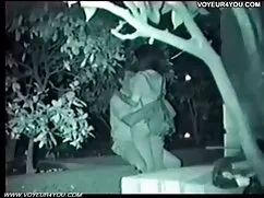 یک مرد عبور یک پیچ ب ...